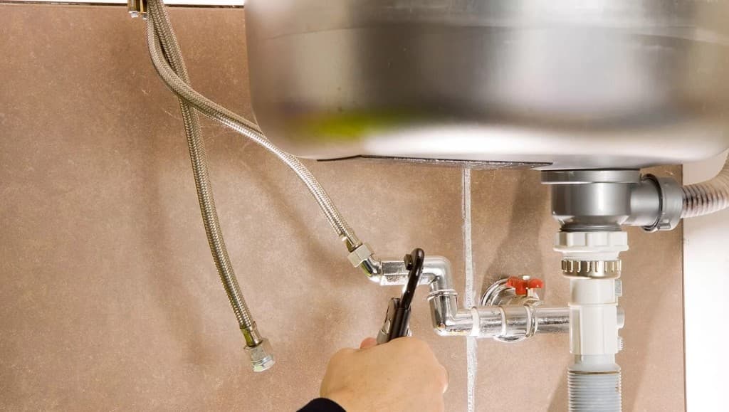 Установка гибкой подводки — подключение под раковиной